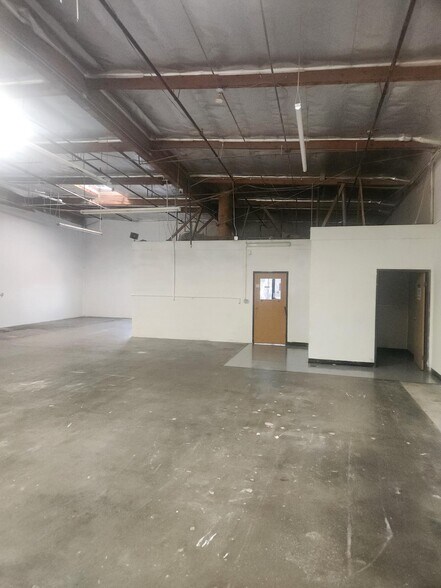 More Photos Of 1361 S Lyon St, Santa Ana Warehouse For Lease