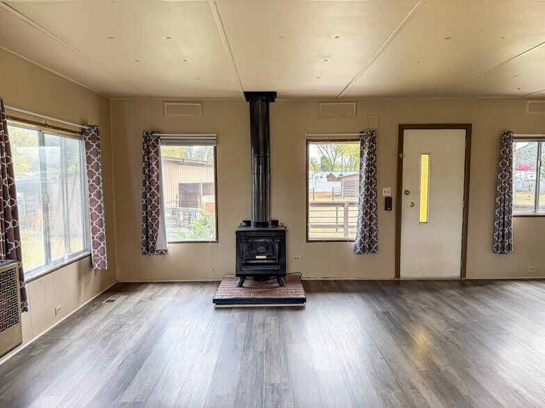 More Photos Of 972 S Main St, Prineville Flex For Sale