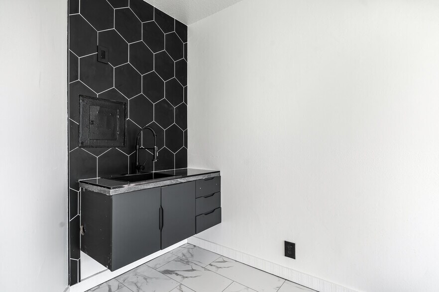 More Photos Of 201 N Indian Canyon Dr, Palm Springs Storefront Retail Office For Lease