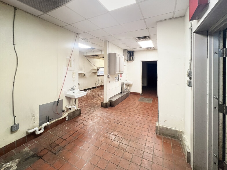 More Photos Of 2701 Lurleen B Wallace Blvd, Northport Restaurant For Lease