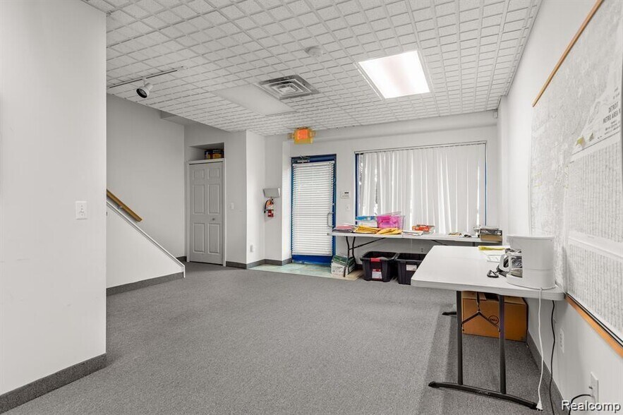 More Photos Of 3020 Oakwood Blvd, Melvindale Office For Sale
