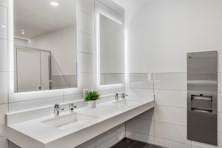 More Photos Of 860 Charter St, Redwood City Research And Development For Lease