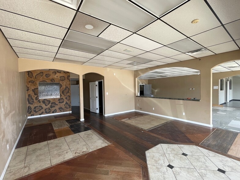 More Photos Of 701 E Main St, Tomball Storefront For Lease