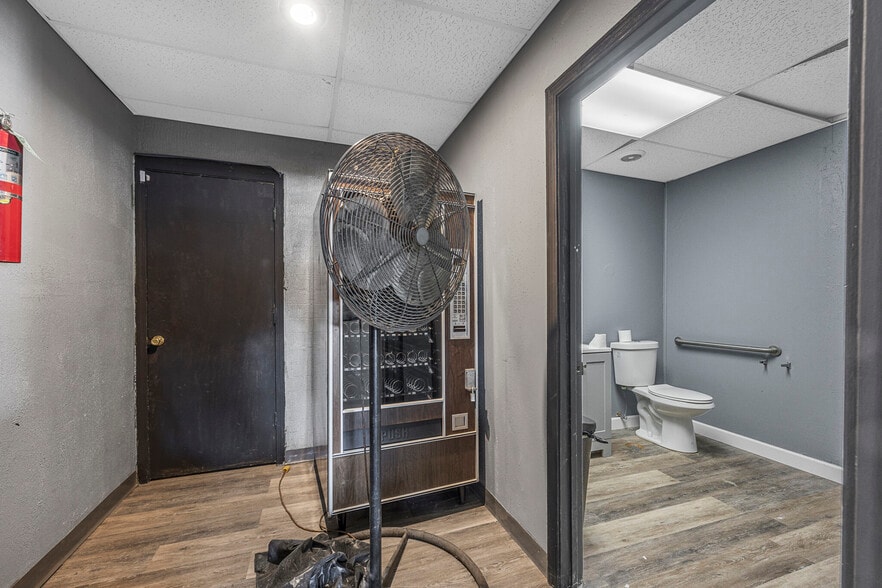 More Photos Of 2600 N Florissant Ave, Saint Louis Flex For Sale
