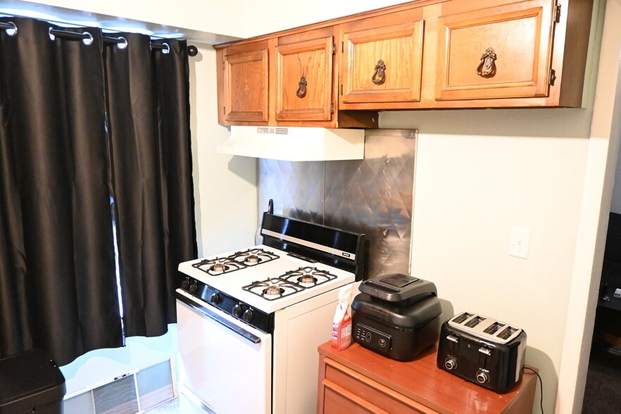 More Photos Of 937 W Wooster Rd, Barberton Storefront Retail Residential For Sale