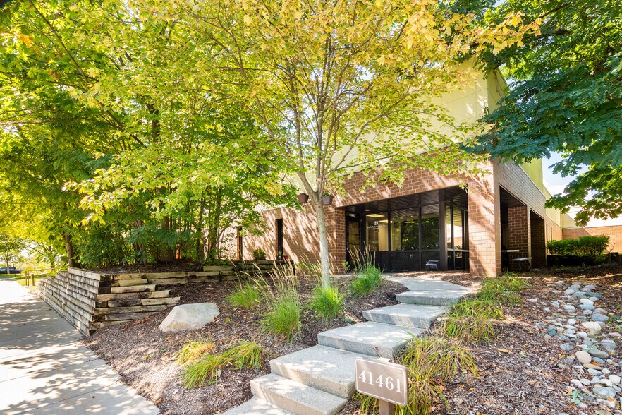 More Photos Of 41441-41541 W 11 Mile Rd, Novi Showroom For Lease