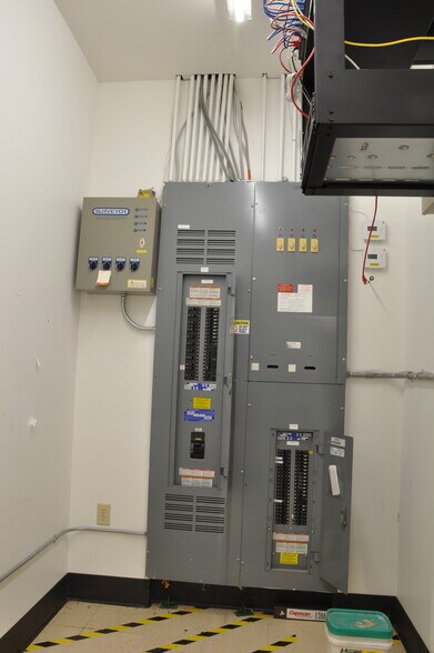 More Photos Of 704 W 3rd Ave N, Aurora Freestanding For Sale