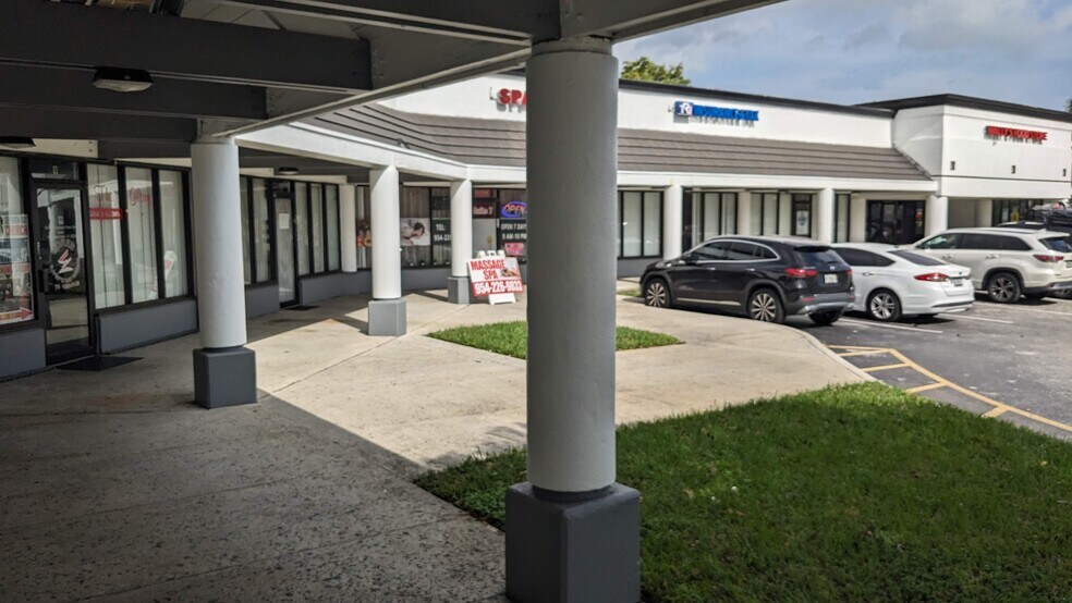 More Photos Of 2121 W Oakland Park Blvd, Oakland Park General Retail For Lease