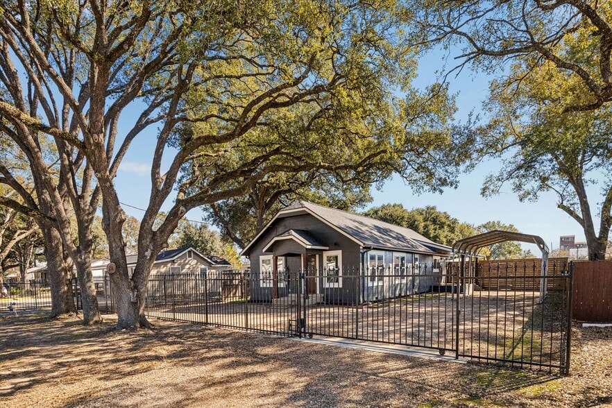More Photos Of 5235 E 5th St, Katy Flex For Sale