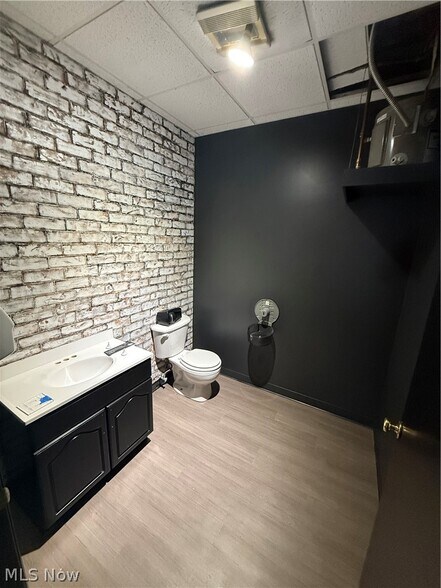 More Photos Of 1420 Commerce St, Wellsburg Office For Lease