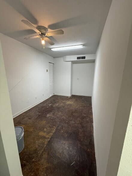 More Photos Of 409 S Kansas St, El Paso Freestanding For Lease