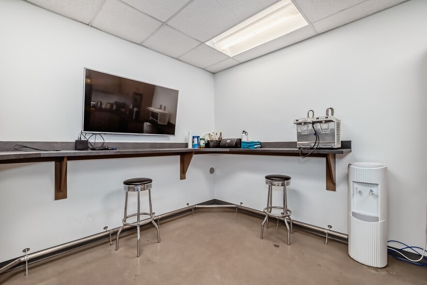 More Photos Of 9040-9058 22nd Ave SW, Edmonton Showroom For Sale
