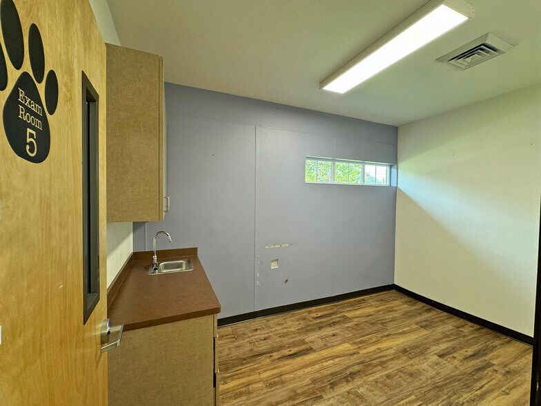 More Photos Of 6224 W State St, Boise Veterinarian Kennel For Sale