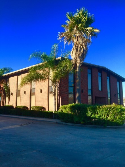 More Photos Of 601 Cien Rd, Kemah Unknown For Lease