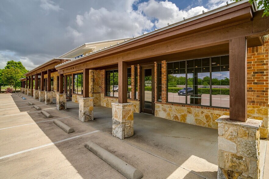 More Photos Of 1318 John Jones Dr, Burleson Office For Sale