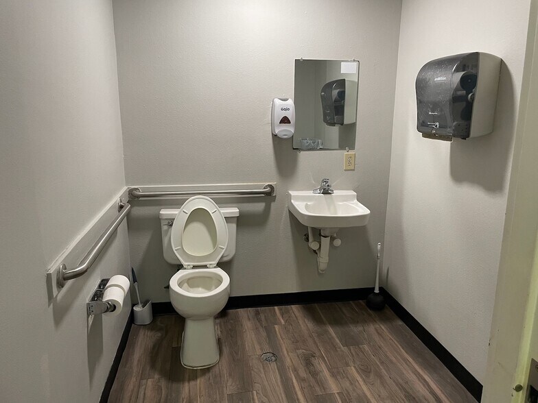 More Photos Of 3318 Mercer University Dr, Macon-Bibb Freestanding For Sale