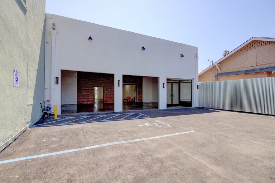 More Photos Of 2616 W Jefferson Blvd, Los Angeles Showroom For Sale