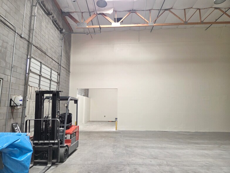 More Photos Of 1929 W Lone Cactus Dr, Phoenix Light Distribution For Sale