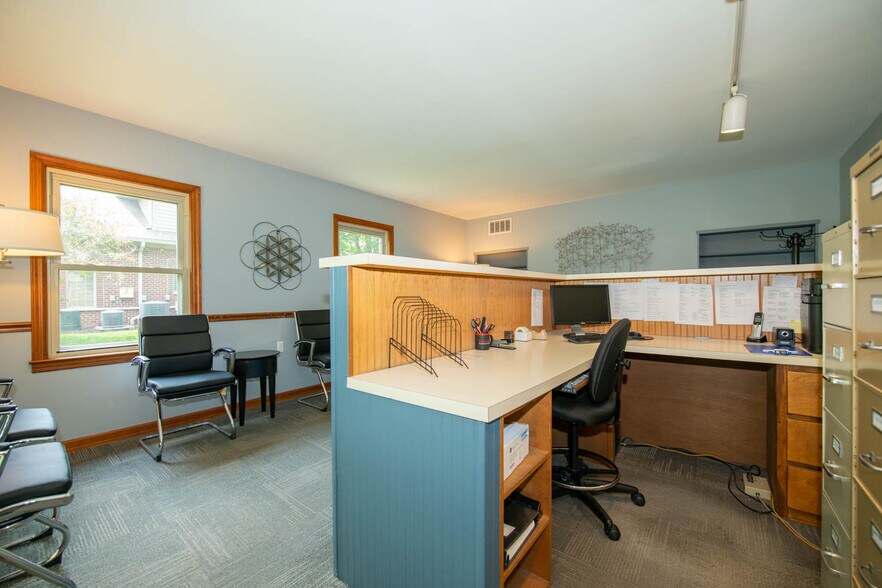 More Photos Of 950 W Jefferson St, Franklin Medical For Lease