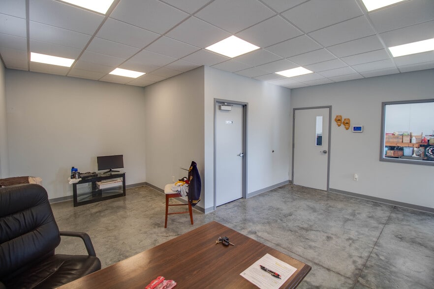 More Photos Of 300 Rou des Chateaux, Bethalto Parking Garage For Sale