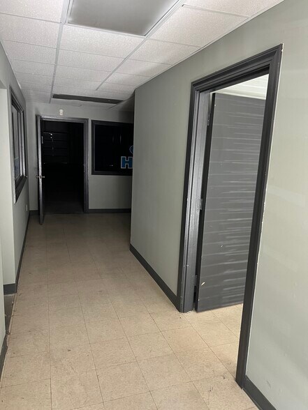 More Photos Of 641 Mcway Dr, High Point Flex For Lease
