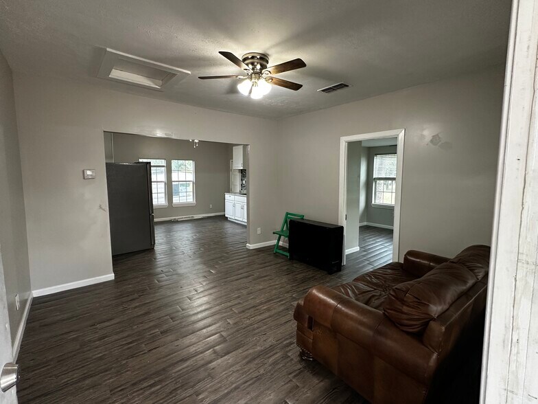 More Photos Of 309 Railroad St, Buda Office For Sale