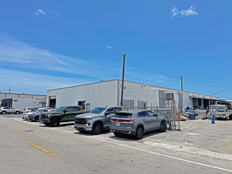 More Photos Of 1050 E 24th St, Hialeah Warehouse For Sale