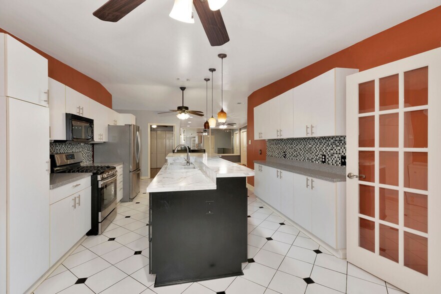 More Photos Of 7648 Broadview Dr, Houston Apartments For Sale