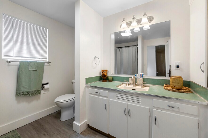 More Photos Of 50 Northshore Rd, Lake Oswego Apartments For Sale