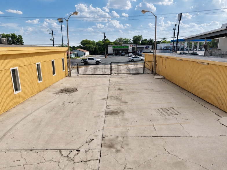 More Photos Of 1842 Bandera Rd, San Antonio Light Distribution For Sale