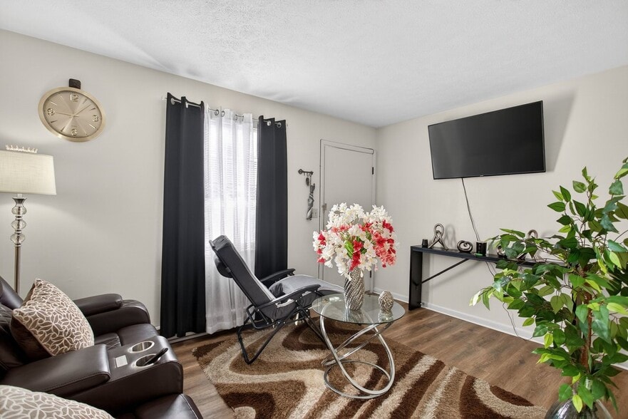 More Photos Of 990 Chicago Ave, Harrisonburg Apartments For Sale