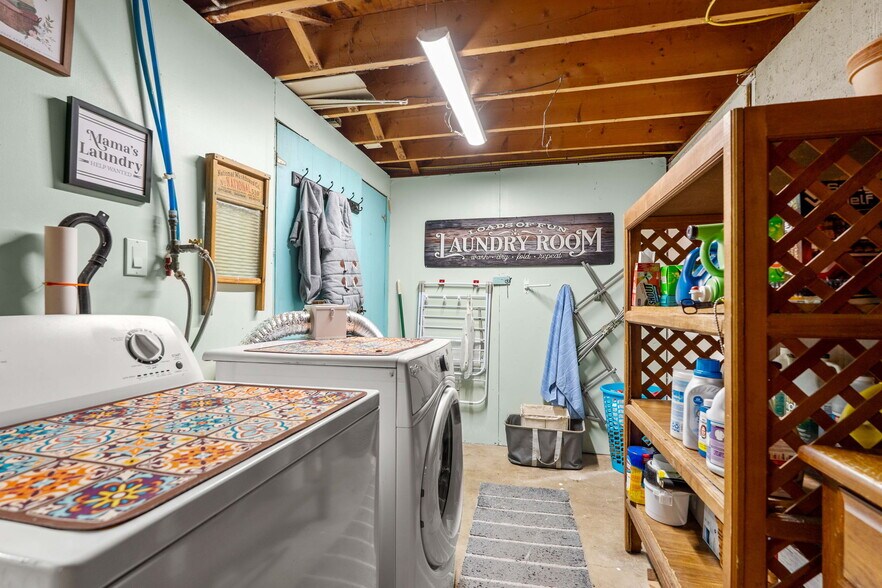 More Photos Of 25 Beacon St, Amesbury Showroom For Sale
