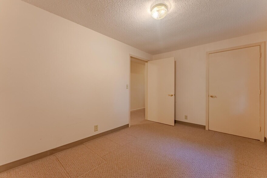 More Photos Of 508 N Broadway, Peru Office For Sale