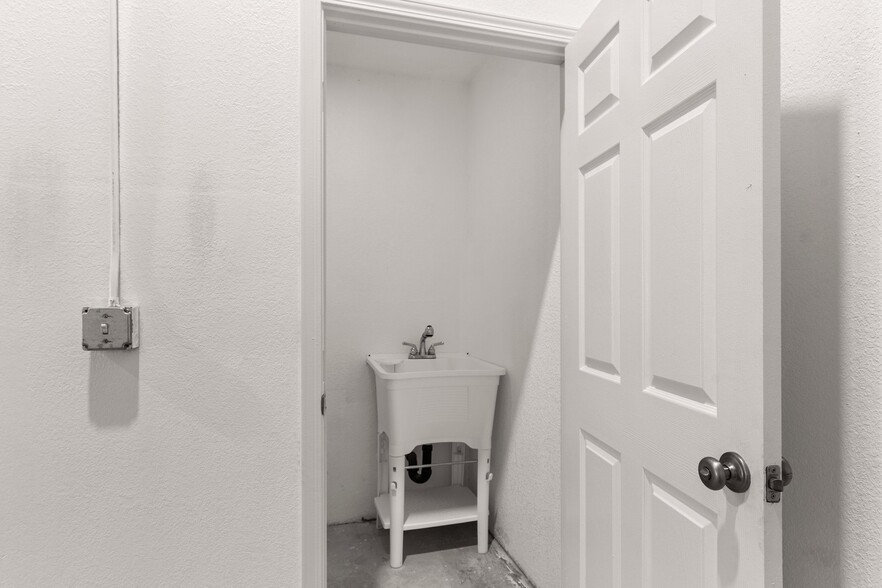 More Photos Of 21602-21612 Western Blvd, Hayward Service For Lease