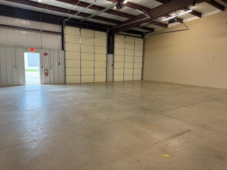 More Photos Of 9011 Polaris Dr, Oklahoma City Distribution For Lease