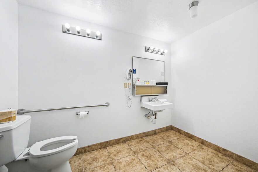 More Photos Of 386 E 300 S, Kanab Hotel For Sale