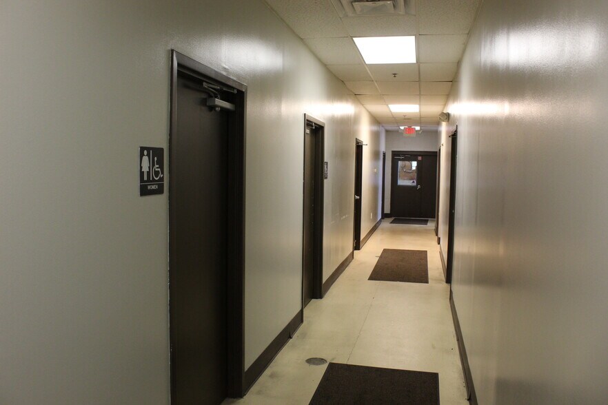 More Photos Of 3100 Delta Marine Dr, Reynoldsburg Showroom For Lease