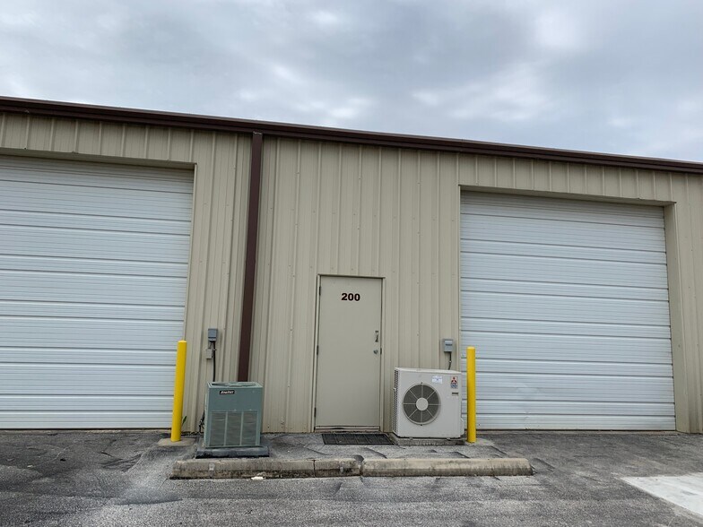More Photos Of 15555 Tradesman Dr, San Antonio Light Distribution For Lease