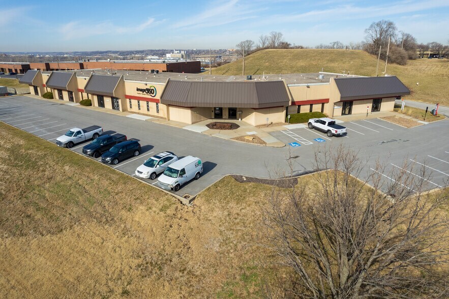 More Photos Of 1134-1150 W Cambridge Circle Dr, Kansas City Light Distribution For Lease