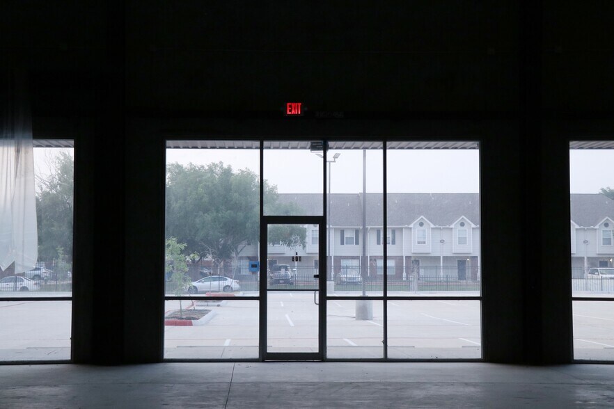 More Photos Of 9889 United Drive, Houston Office For Lease