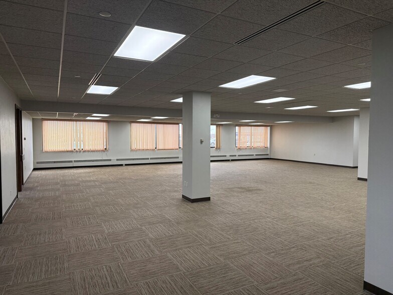 More Photos Of 1500 N Casaloma Dr, Appleton Medical For Lease