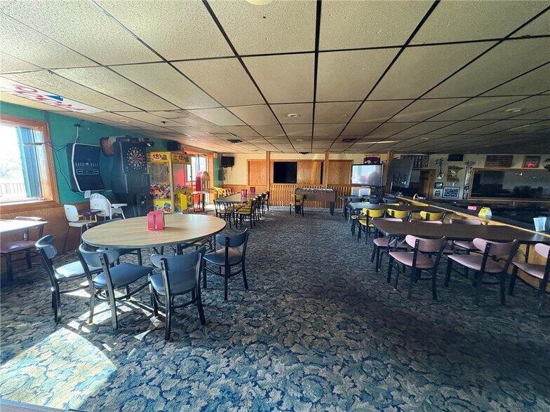 More Photos Of 530 W Christenson Ave, Appleton General Retail For Sale