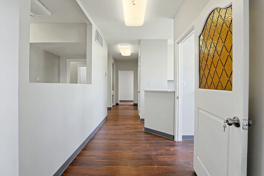 More Photos Of 1601 N State St, Augusta Office For Sale