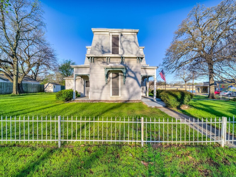 Primary Photo Of 400 S Washington St, Pilot Point Office For Sale