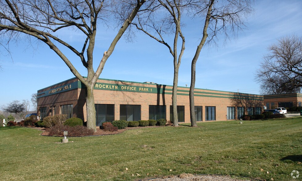 Primary Photo Of 6921 Hickman Rd, Urbandale Office For Lease