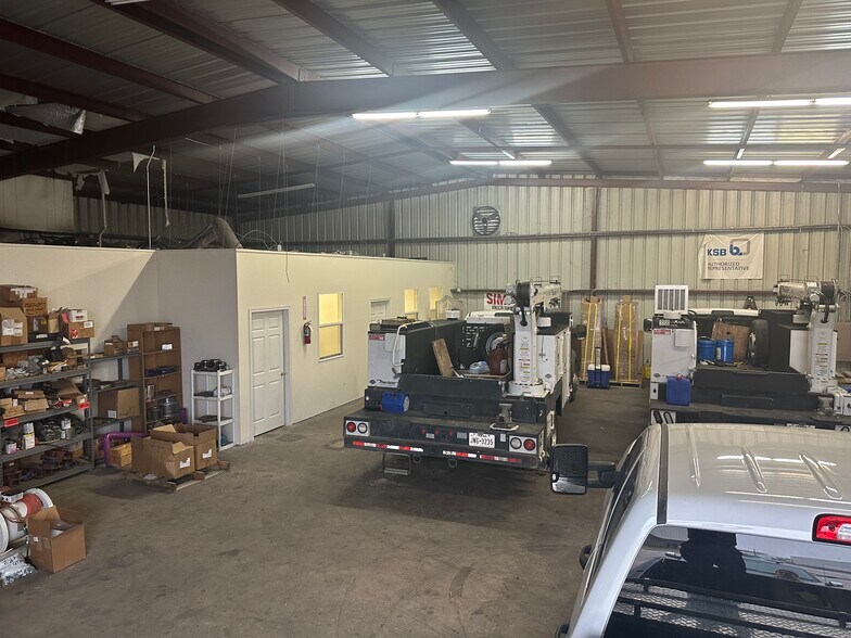 More Photos Of 806 Tradesmens Park Loop, Hutto Warehouse For Lease