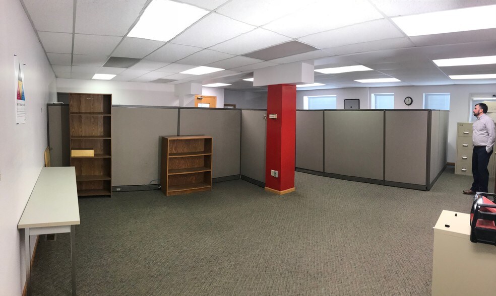 More Photos Of 800-810 E 10th St, Lawrence Flex For Sale