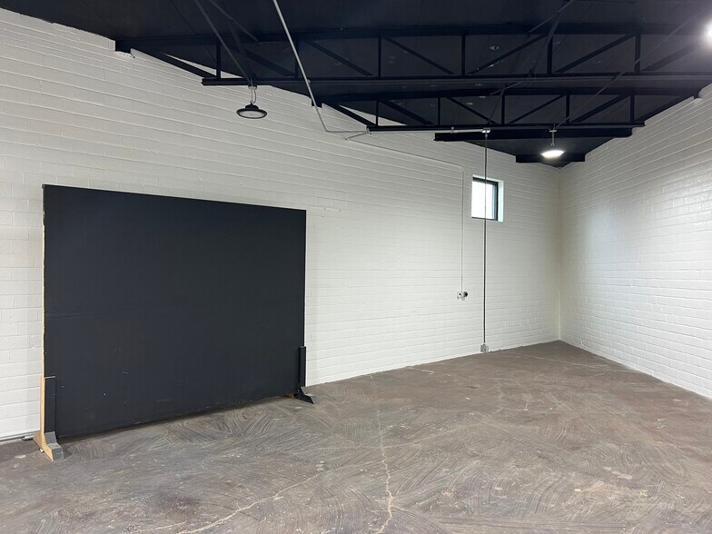 More Photos Of 2535 Farrington St, Dallas Light Distribution For Lease