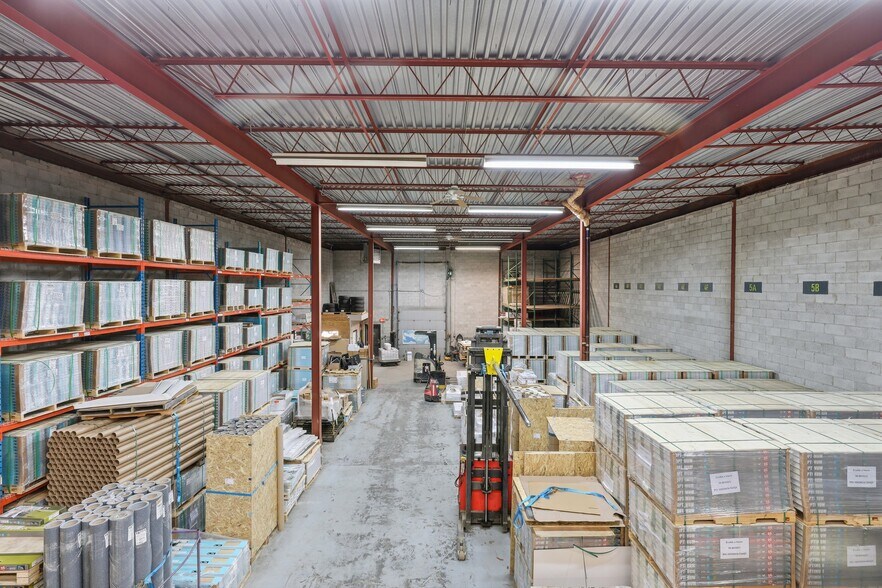 More Photos Of 8905 Boul Henri-Bourassa O, Saint-Laurent Showroom For Lease