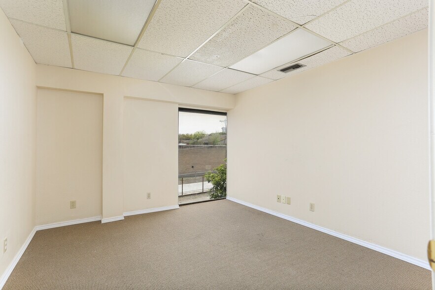 More Photos Of 4139 Gardendale St, San Antonio Office For Sale
